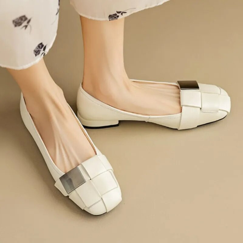 Nove ženske ravne cipele s ravnim prstima s ravnim prstima Ženske natikače s metalnim remenom Cipele za čamac na niske pete Kožne svečane cipele Jesen 1558N