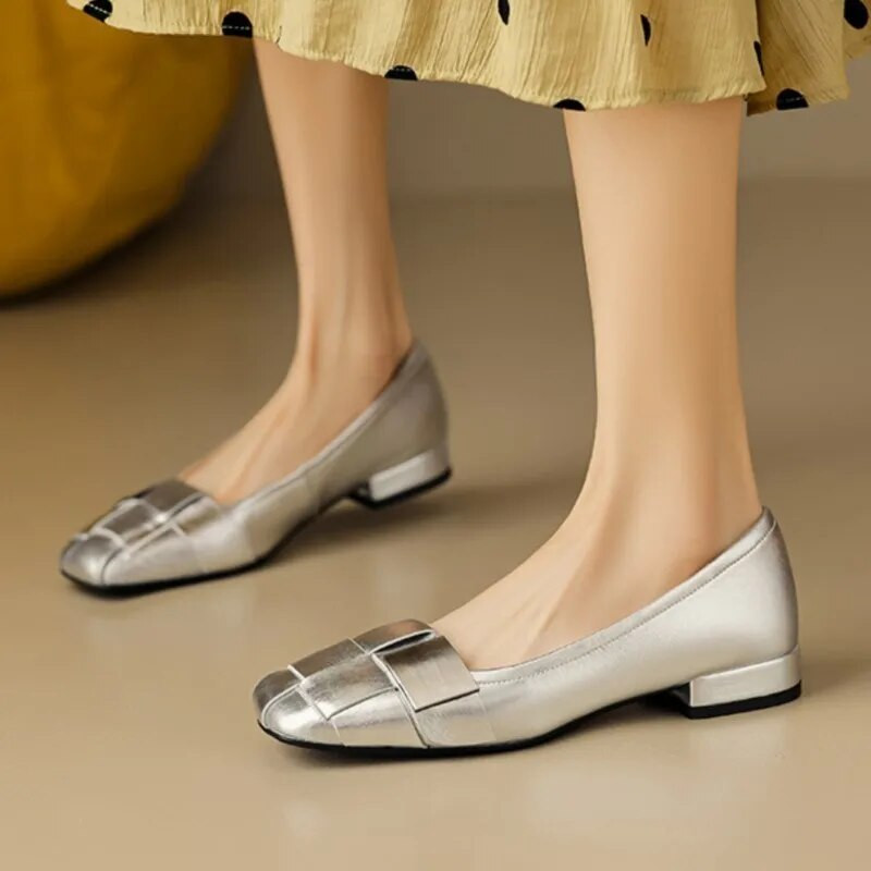 Nove ženske ravne cipele s ravnim prstima s ravnim prstima Ženske natikače s metalnim remenom Cipele za čamac na niske pete Kožne svečane cipele Jesen 1558N