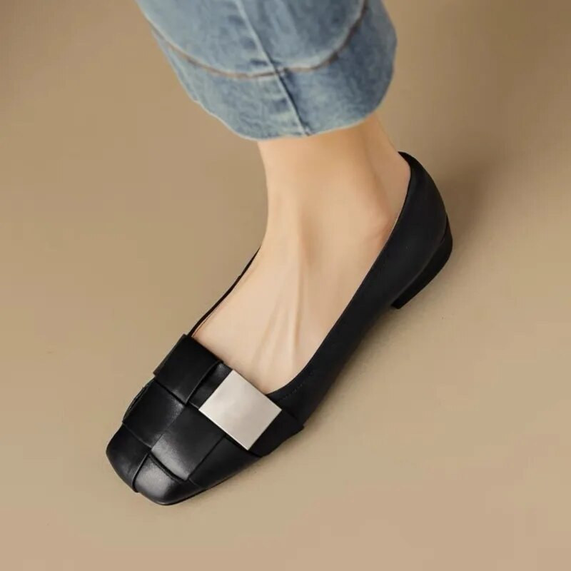 Nove ženske ravne cipele s ravnim prstima s ravnim prstima Ženske natikače s metalnim remenom Cipele za čamac na niske pete Kožne svečane cipele Jesen 1558N