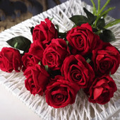 Művörös rózsák Virágok Valentin-nap, Valósághű virágzó rózsák, Egyetlen hamis virágcsokrok Otthoni esküvői parti dekoráció