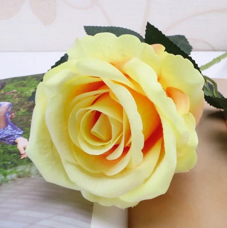 Művörös rózsák Virágok Valentin-nap, Valósághű virágzó rózsák, Egyetlen hamis virágcsokrok Otthoni esküvői parti dekoráció