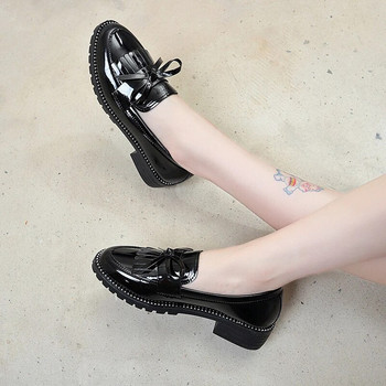 Μαύρα λουστρίνι γυναικεία loafers 2022 Νέα μόδα slip πλατφόρμα σε γυναικεία παπούτσια Tassel casual bow flats παπούτσια Γυναικεία