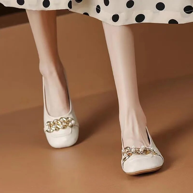 Nove ženske ravne cipele s četvrtastim prstima, natikače s biserima i lancem, ravne cipele za žene Kožne cipele s niskom petom Zapatos Mujer Jesen 1474N