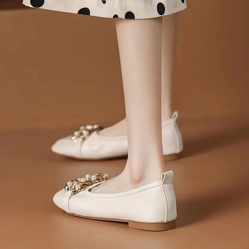 Nove ženske ravne cipele s četvrtastim prstima, natikače s biserima i lancem, ravne cipele za žene Kožne cipele s niskom petom Zapatos Mujer Jesen 1474N