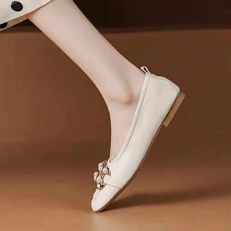 Nove ženske ravne cipele s četvrtastim prstima, natikače s biserima i lancem, ravne cipele za žene Kožne cipele s niskom petom Zapatos Mujer Jesen 1474N