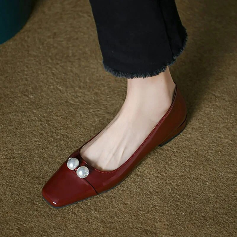 Jauni sieviešu dzīvokļi lakādas laivu kurpes kvadrātveida purngals divas pērles kleitas kurpes zemiem papēžiem melns biroja sekls Zapatos Mujer 1331N