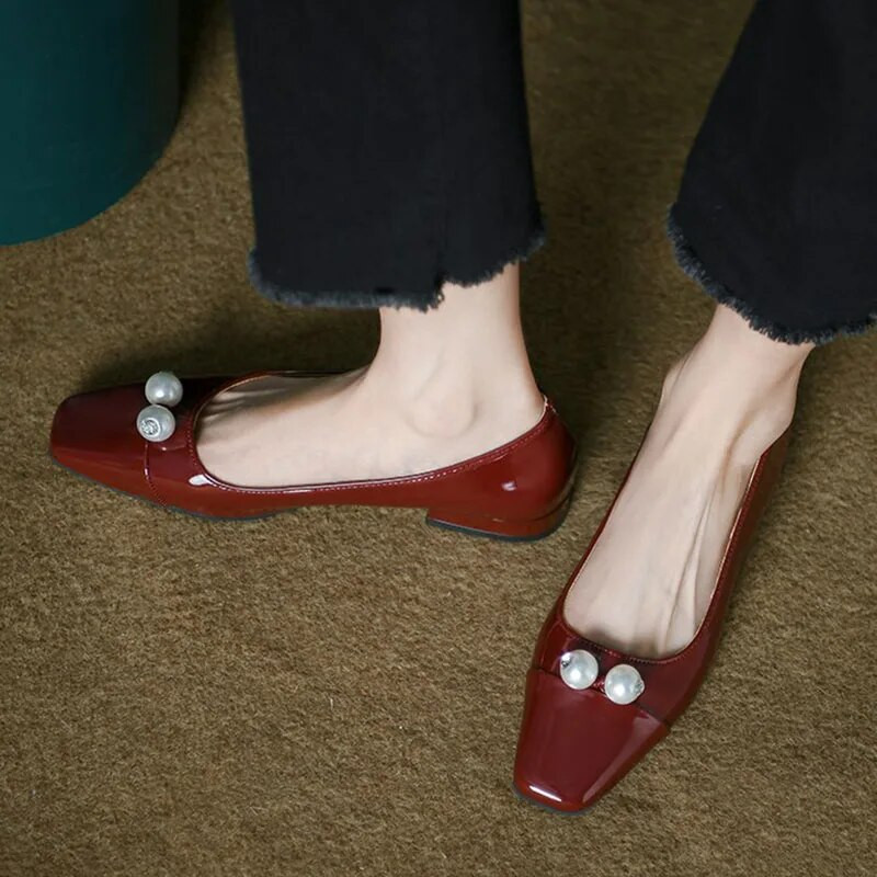 Jauni sieviešu dzīvokļi lakādas laivu kurpes kvadrātveida purngals divas pērles kleitas kurpes zemiem papēžiem melns biroja sekls Zapatos Mujer 1331N