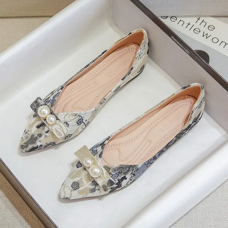 2023. g. sieviešu laivu apavi Modes ar smailiem purngaliem, maziem papēžu pumpuriem, sekli, uzvelkamām plakanām, ikdienas apaviem, dizaina pērļu lokiem