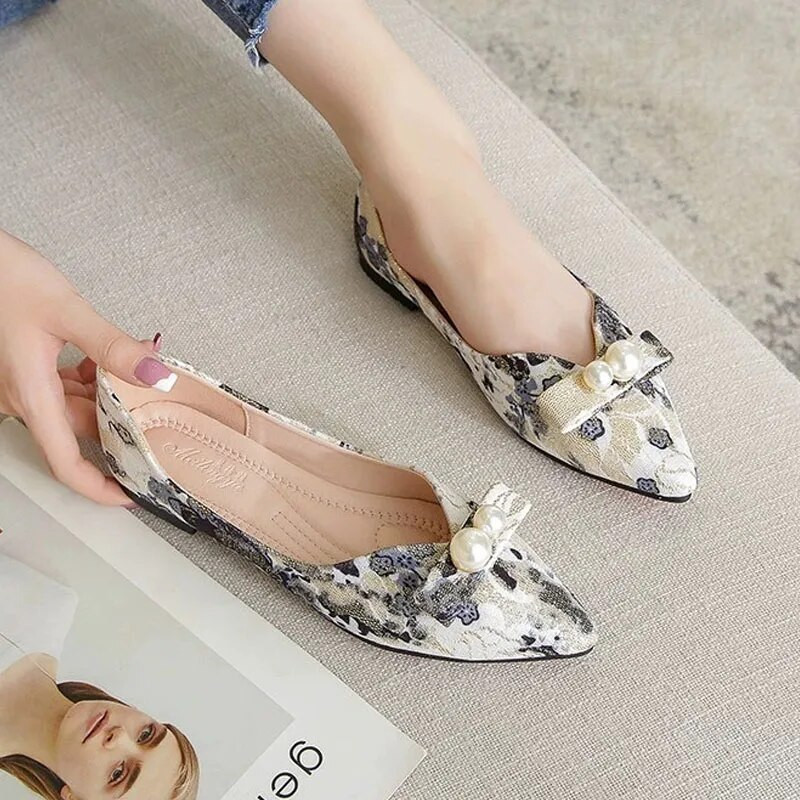 2023. g. sieviešu laivu apavi Modes ar smailiem purngaliem, maziem papēžu pumpuriem, sekli, uzvelkamām plakanām, ikdienas apaviem, dizaina pērļu lokiem