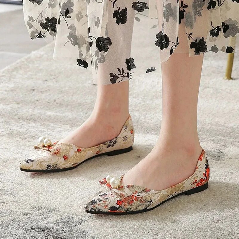 2023. g. sieviešu laivu apavi Modes ar smailiem purngaliem, maziem papēžu pumpuriem, sekli, uzvelkamām plakanām, ikdienas apaviem, dizaina pērļu lokiem