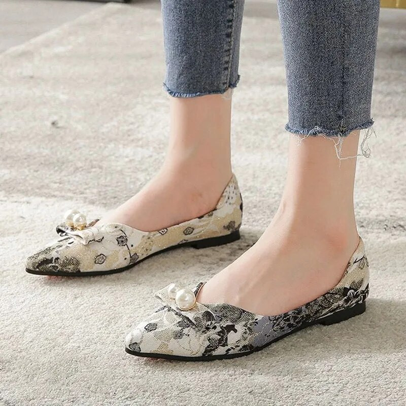 2023. g. sieviešu laivu apavi Modes ar smailiem purngaliem, maziem papēžu pumpuriem, sekli, uzvelkamām plakanām, ikdienas apaviem, dizaina pērļu lokiem