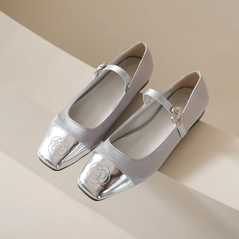 Nove ženske cipele Mary Janes s ravnim prstima, kožne cipele s kopčom u obliku cvijeta, ženske cipele na nisku petu, srebrne Zapatos Mujer 1426N