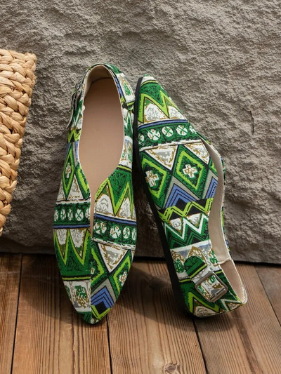 Jednostruka ženska cipela s novim otisnutim usklađivanjem boja svijetli kroj ženske cipele sa šiljatim platnenim gornjim dijelom