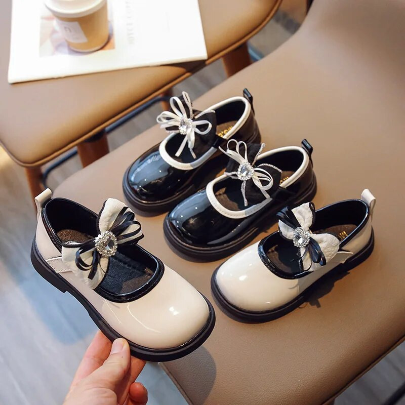 Nove jednostavne kožne cipele za djevojčice iz 2023. Sjajne dječje modne kožne cipele s mašnom u boji, neklizajuće, s okruglim prstima, dječje