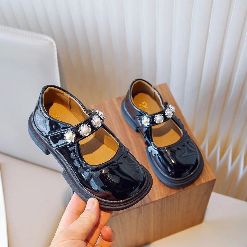 Laste väikesed nahast kingad 2023 Kevad Uus Printsess Pehmed Pärlid Lilled Šikk Armsad Madalad Loafers Lastejalatsid konksu ja silmusega PU