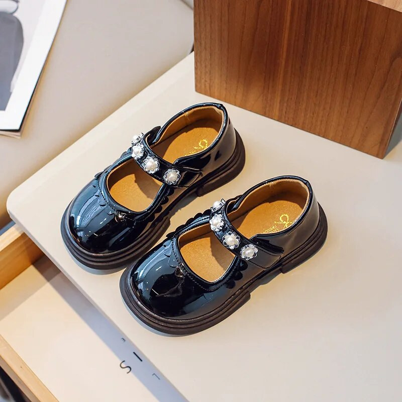 Laste väikesed nahast kingad 2023 Kevad Uus Printsess Pehmed Pärlid Lilled Šikk Armsad Madalad Loafers Lastejalatsid konksu ja silmusega PU