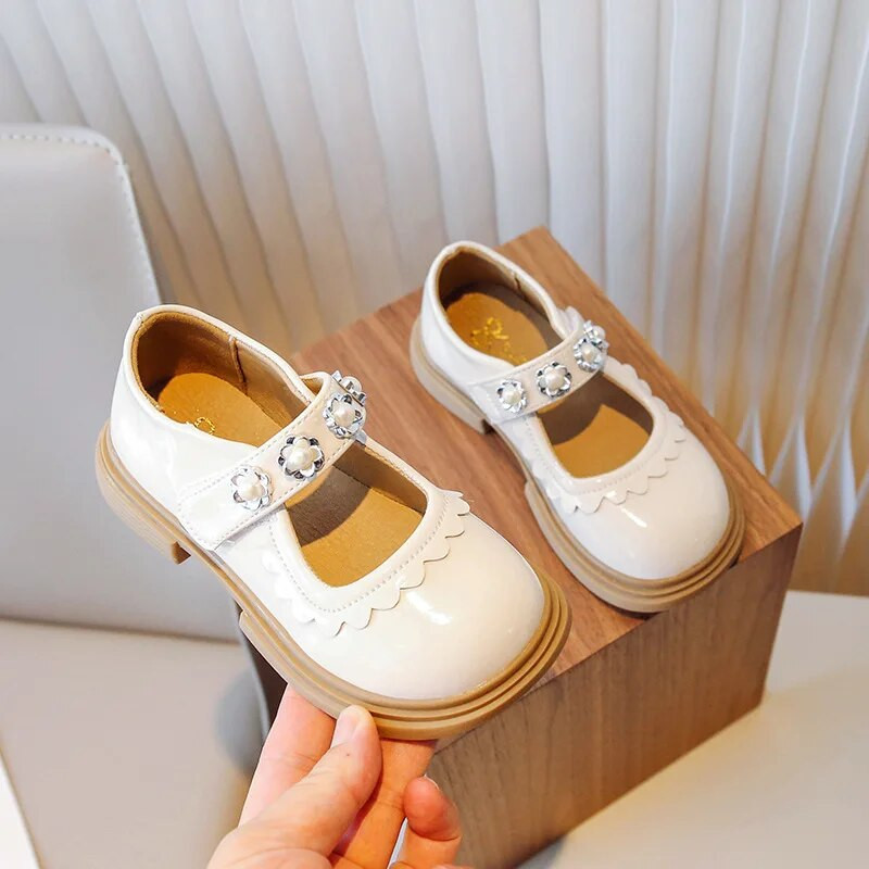 Laste väikesed nahast kingad 2023 Kevad Uus Printsess Pehmed Pärlid Lilled Šikk Armsad Madalad Loafers Lastejalatsid konksu ja silmusega PU