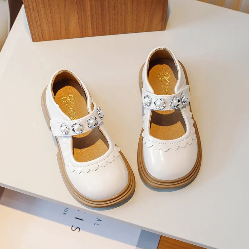 Laste väikesed nahast kingad 2023 Kevad Uus Printsess Pehmed Pärlid Lilled Šikk Armsad Madalad Loafers Lastejalatsid konksu ja silmusega PU