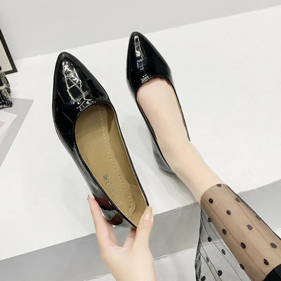 Vienkāršas, ērtas sieviešu profesionālās plakanas kurpes 2022. gada jauns Eiropas stila sieviešu lakādas laivu apavi sieviešu apavi