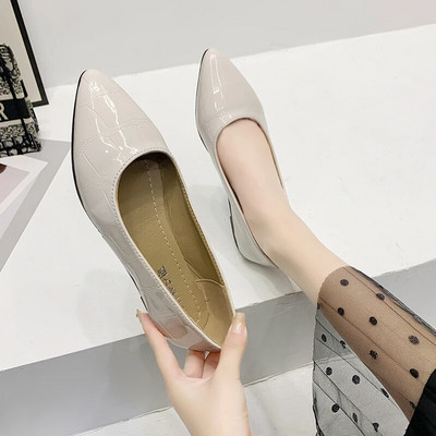 Vienkāršas, ērtas sieviešu profesionālās plakanas kurpes 2022. gada jauns Eiropas stila sieviešu lakādas laivu apavi sieviešu apavi