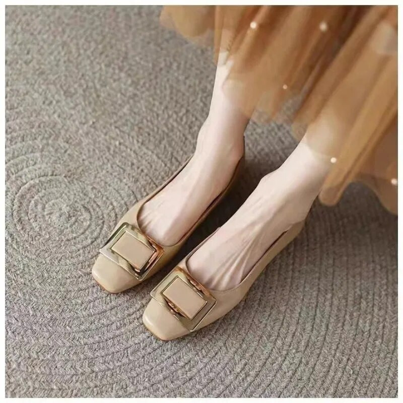 Jauni sieviešu plakani kvadrātveida purngalu laivu apavi Kvadrātveida pogas slīdēšana plakanās kurpēs melnas kurpes Pamata plakanas kāzu kurpes zemiem papēžiem