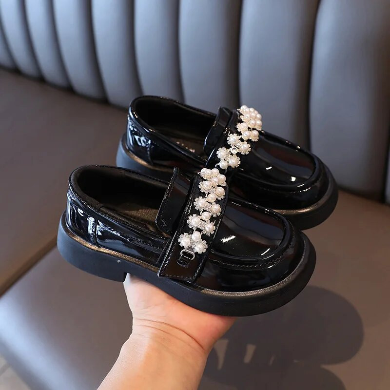 2023. aasta kevad, uued tüdrukute nahast kingad Suurbritannia stiilis väike printsess, mitmekülgne pehme mood, ühevärvilised pärlid, PU