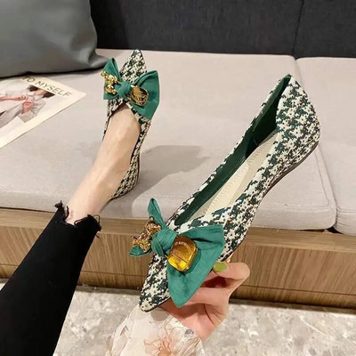 Ženske ravne cipele sa šiljatim vrhom, novo proljeće 2023., metalni lanac s plitkim ustima, visokokvalitetne kožne cipele za sva godišnja doba