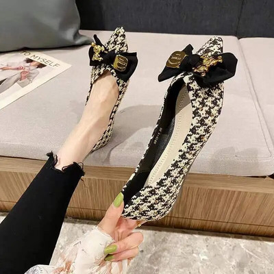 Ženske ravne cipele sa šiljatim vrhom, novo proljeće 2023., metalni lanac s plitkim ustima, visokokvalitetne kožne cipele za sva godišnja doba