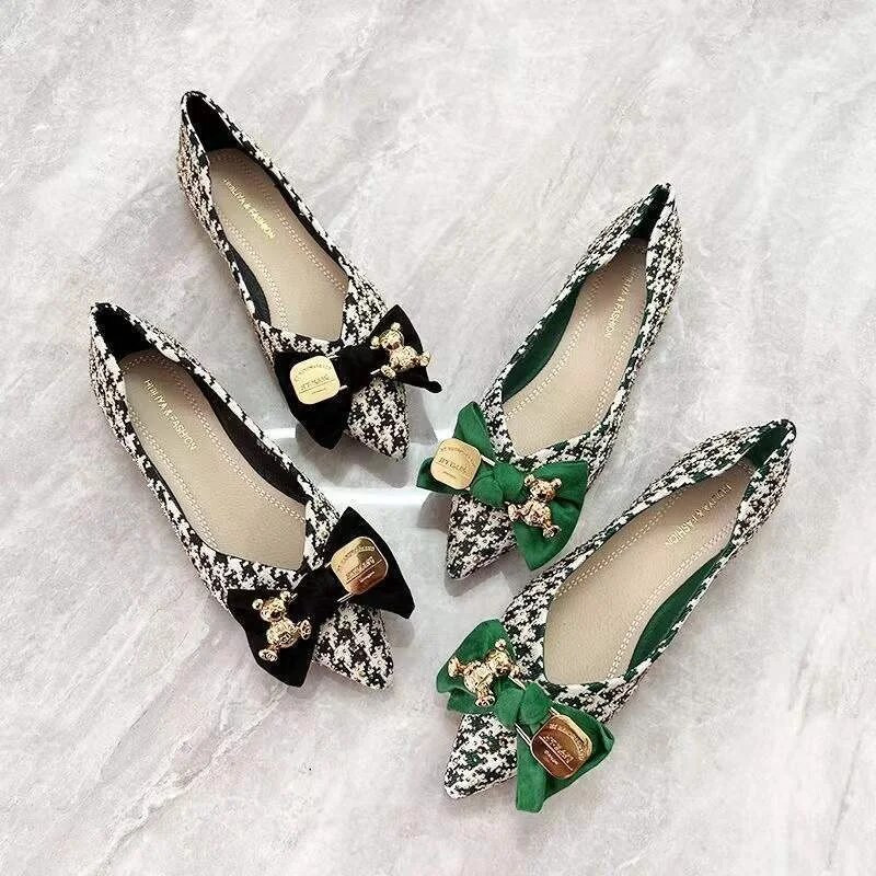 Ženske ravne cipele sa šiljatim vrhom, novo proljeće 2023., metalni lanac s plitkim ustima, visokokvalitetne kožne cipele za sva godišnja doba