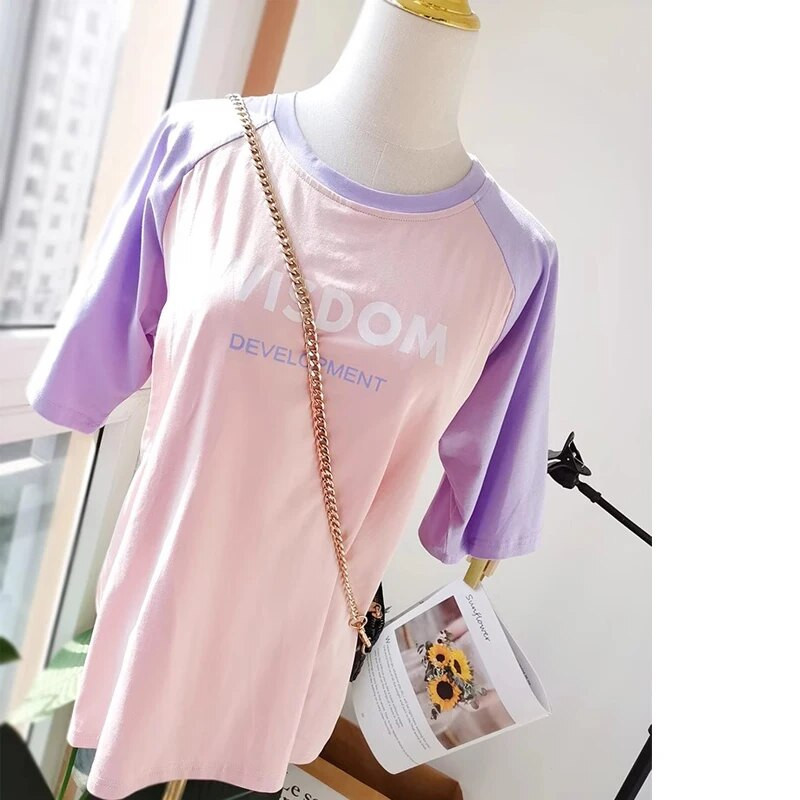 Grūtnieču tops zīdīšanas T-krekls barojošai mātei, kas baro bērnu ar krūti.