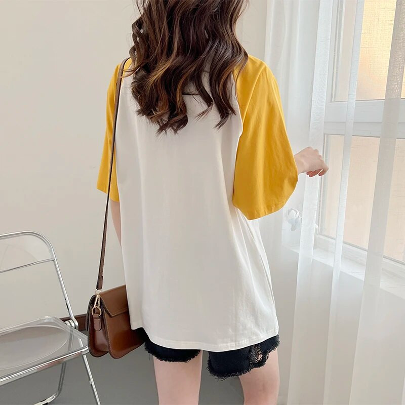 Grūtnieču tops zīdīšanas T-krekls barojošai mātei, kas baro bērnu ar krūti.