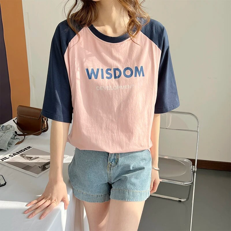 Grūtnieču tops zīdīšanas T-krekls barojošai mātei, kas baro bērnu ar krūti.