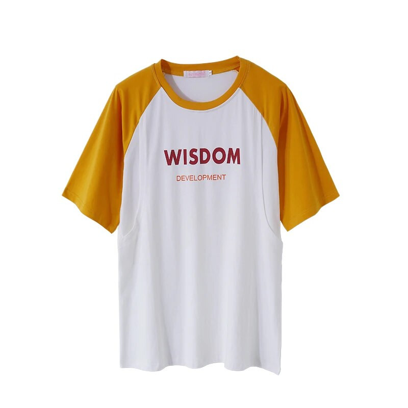 Grūtnieču tops zīdīšanas T-krekls barojošai mātei, kas baro bērnu ar krūti.