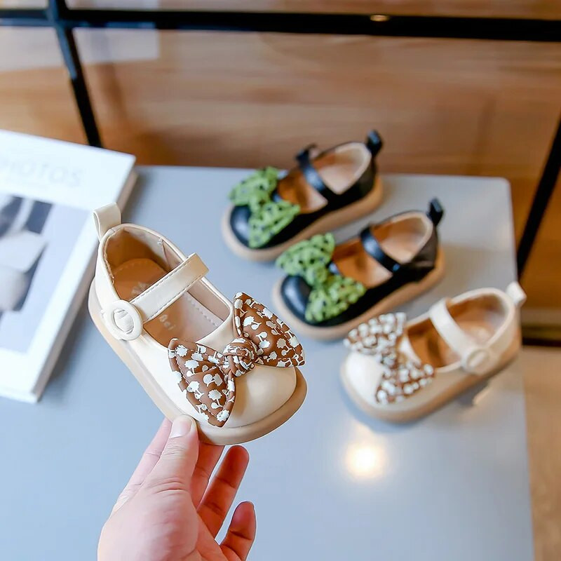 Lastele Mood Tüdrukutele Nahast kingad Ümmarguse varbaga lilled Prindid Chic Cute 2023 PU Uued lastejalatsid Drop Shipping Hook & Loop Lihtne