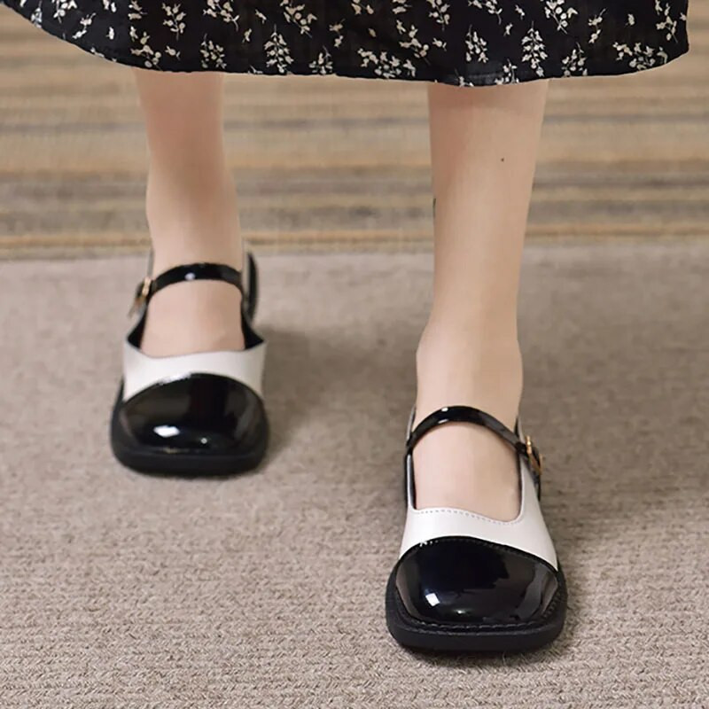 Nauji moteriški plokščiapadžiai kvadratiniai pirštai Mary Janes batai mergaičių lakinės odos batai juodi mišrios spalvos sagties dirželis laisvalaikio batai 1438N