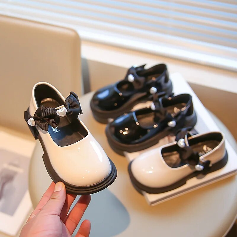 Nove jednostavne neklizajuće dječje modne kožne cipele za djevojčice iz 2023. Sjajne dječje cipele s okruglim prstima, isporuka s biserima, plitke mokasine