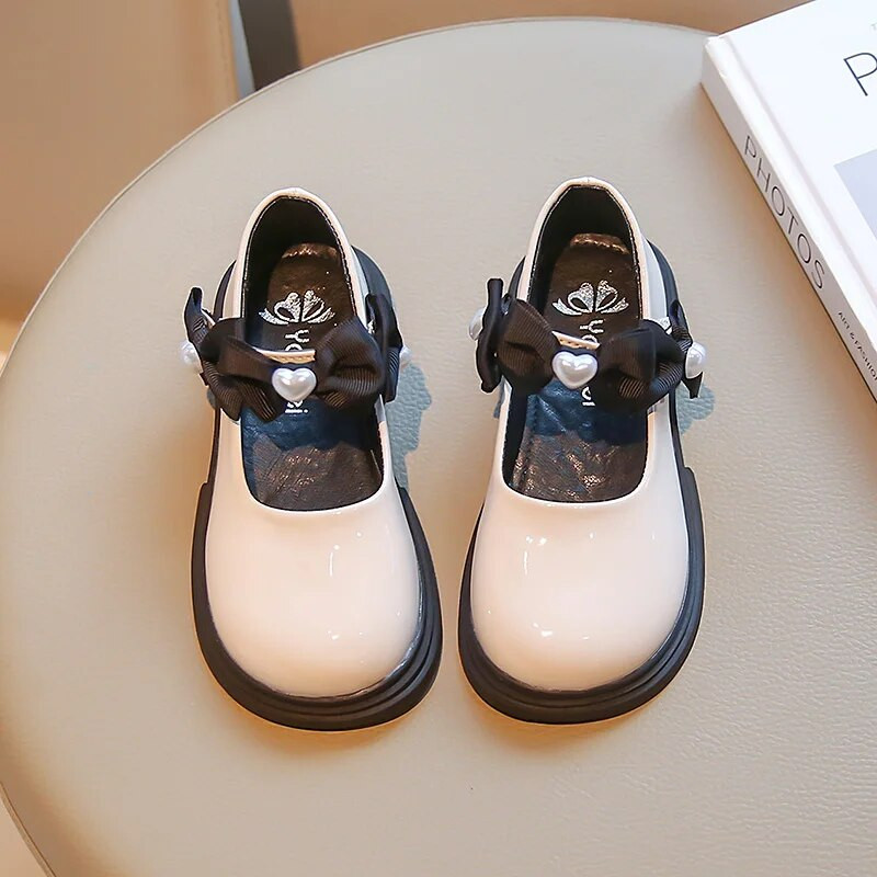 Nove jednostavne neklizajuće dječje modne kožne cipele za djevojčice iz 2023. Sjajne dječje cipele s okruglim prstima, isporuka s biserima, plitke mokasine