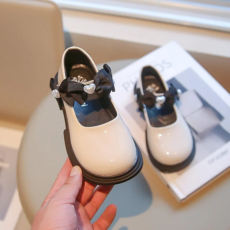 Nove jednostavne neklizajuće dječje modne kožne cipele za djevojčice iz 2023. Sjajne dječje cipele s okruglim prstima, isporuka s biserima, plitke mokasine