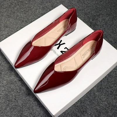 Liela izmēra sieviešu apavi Modes ar smailiem purngaliem, sekla laivu apavi Luksusa lakādas sūkņi Biroja dāmu mīkstās zoles uzvelkami plakanie