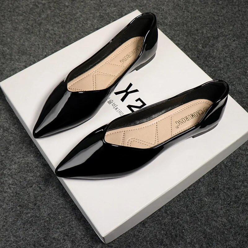 Liela izmēra sieviešu apavi Modes ar smailiem purngaliem, sekla laivu apavi Luksusa lakādas sūkņi Biroja dāmu mīkstās zoles uzvelkami plakanie