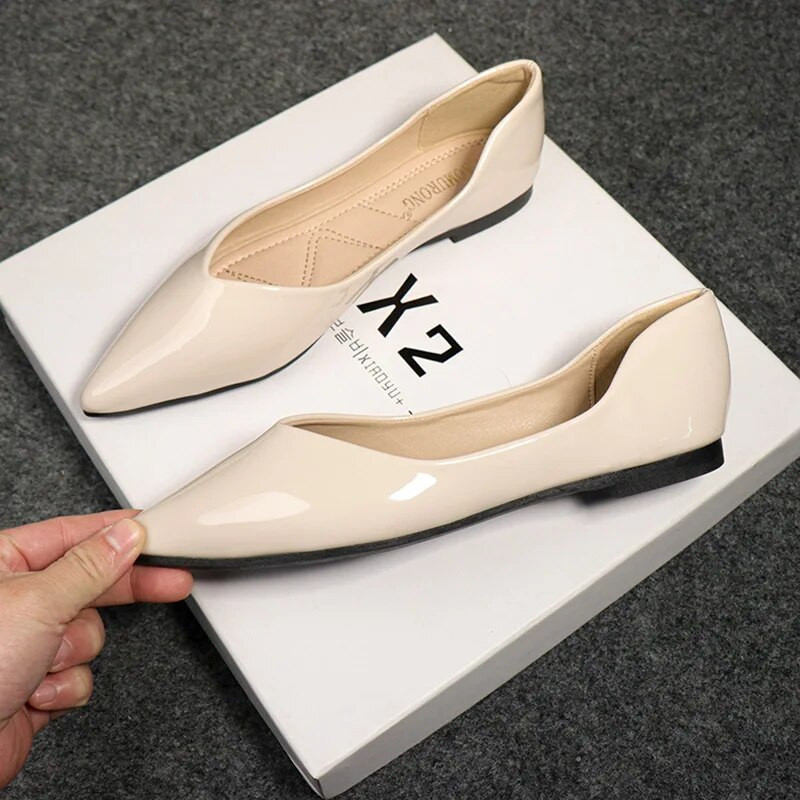 Liela izmēra sieviešu apavi Modes ar smailiem purngaliem, sekla laivu apavi Luksusa lakādas sūkņi Biroja dāmu mīkstās zoles uzvelkami plakanie