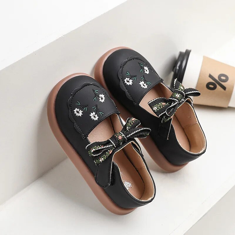 Meiteņu ādas apavi maziem bērniem, lieliem bērniem, princeses, saldi izšuvumi, ziedi, ziedi ar bantīti, plakanie kāzām.