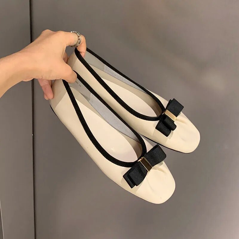 Nove ženske balerinke veće veličine Mekane kožne cipele za čamac Ravne cipele s mašnom Ženske natikače crne Zapatos Mujer Jesen 1458N