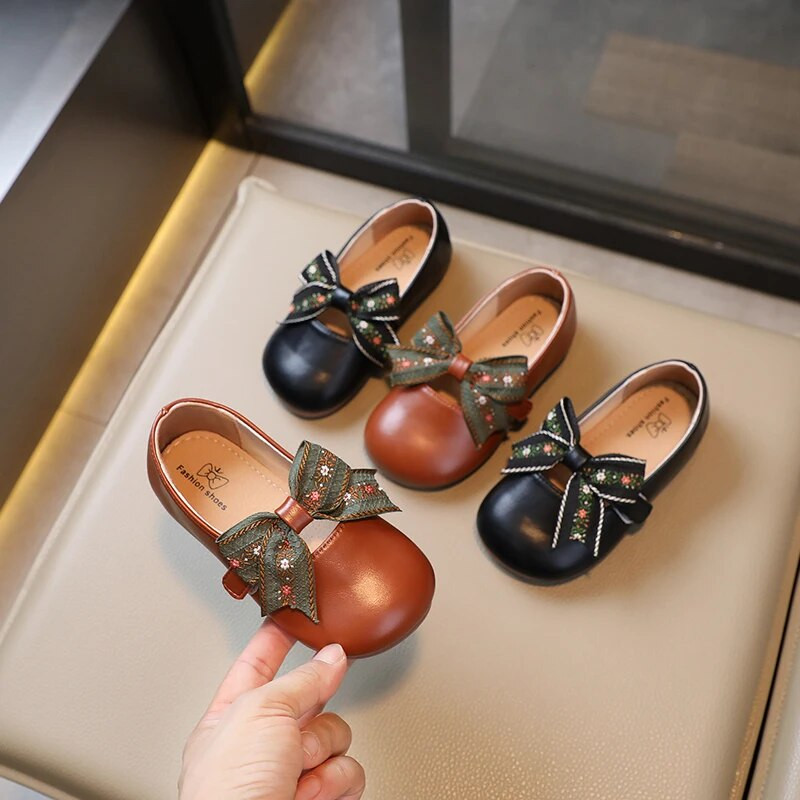 2023 m. mergaičių odiniai batai apvaliais pirštais lankas Paprasti neslystantys vaikiški odiniai batai Drop Shipping Neslystantys vaikiški batai Drop Shipping PU