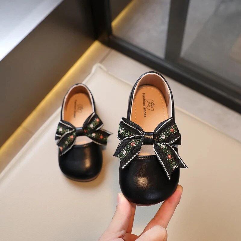 2023 m. mergaičių odiniai batai apvaliais pirštais lankas Paprasti neslystantys vaikiški odiniai batai Drop Shipping Neslystantys vaikiški batai Drop Shipping PU