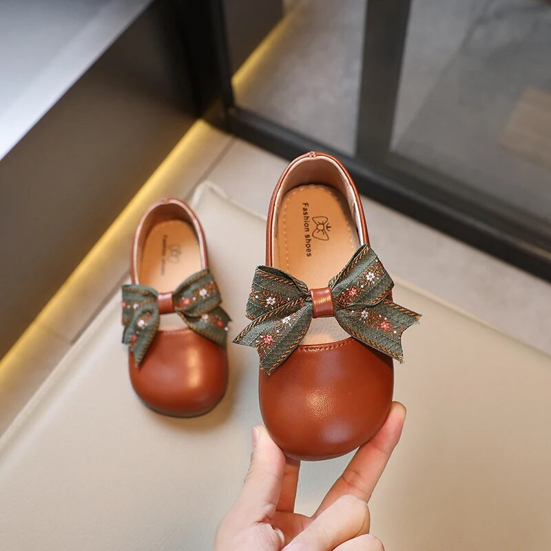 2023 m. mergaičių odiniai batai apvaliais pirštais lankas Paprasti neslystantys vaikiški odiniai batai Drop Shipping Neslystantys vaikiški batai Drop Shipping PU