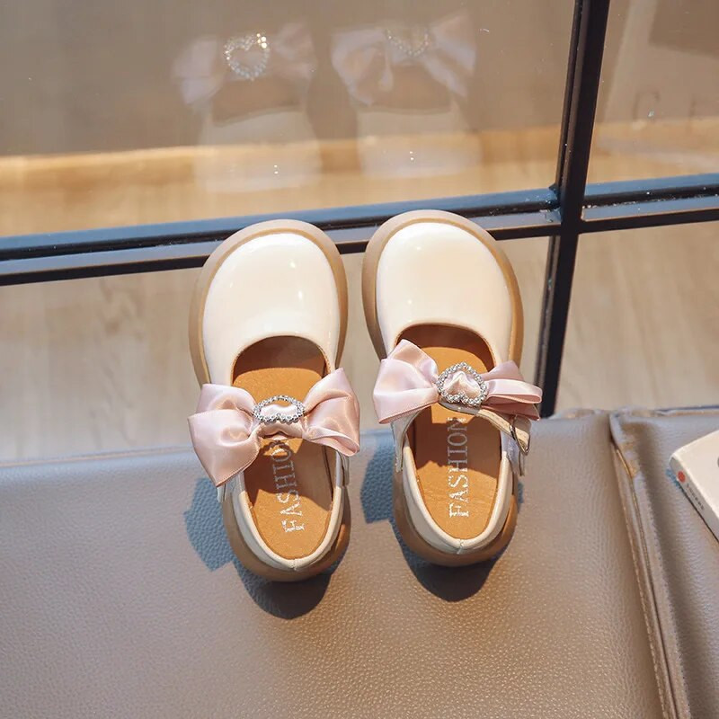 Lányos bőrcipők Világos bőrű lakkbőr gyereklakások iskolai partira Strasszkő szív csípős hercegnő gyerekcipővel