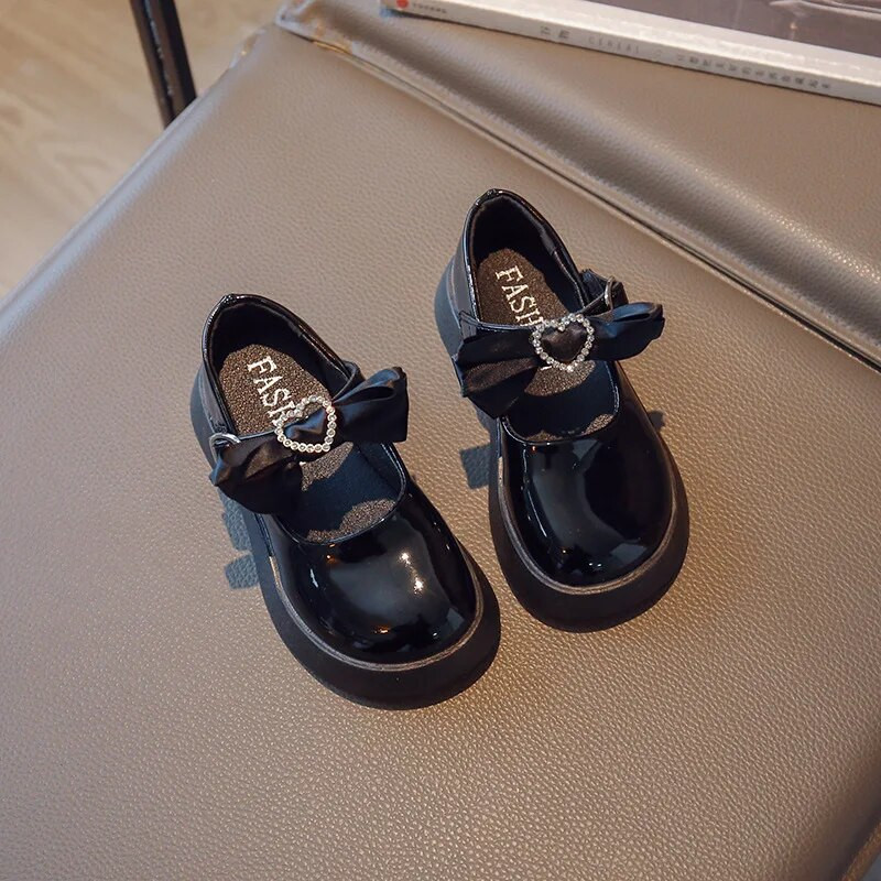 Lányos bőrcipők Világos bőrű lakkbőr gyereklakások iskolai partira Strasszkő szív csípős hercegnő gyerekcipővel