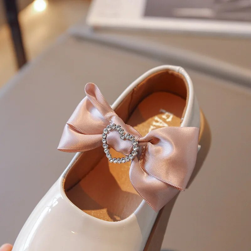 Lányos bőrcipők Világos bőrű lakkbőr gyereklakások iskolai partira Strasszkő szív csípős hercegnő gyerekcipővel