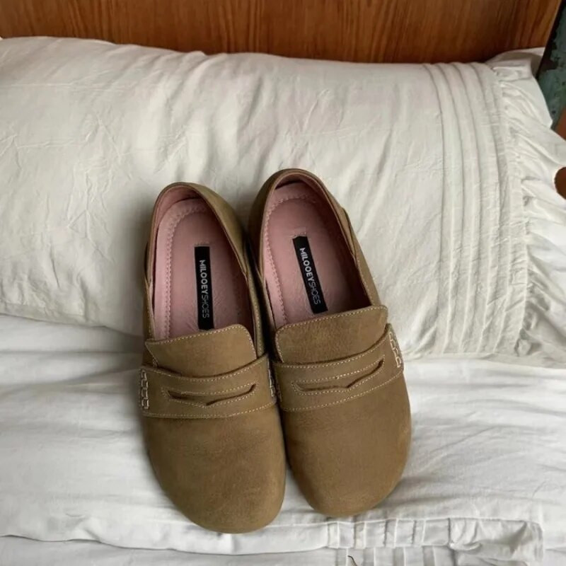 2023. gada jauns pavasaris, sieviešu apavi ar plakaniem papēžiem Sieviešu apavi ar smailiem papēžiem gaiši, vienkrāsaini mākslīgās ādas sieviešu modes modeļi